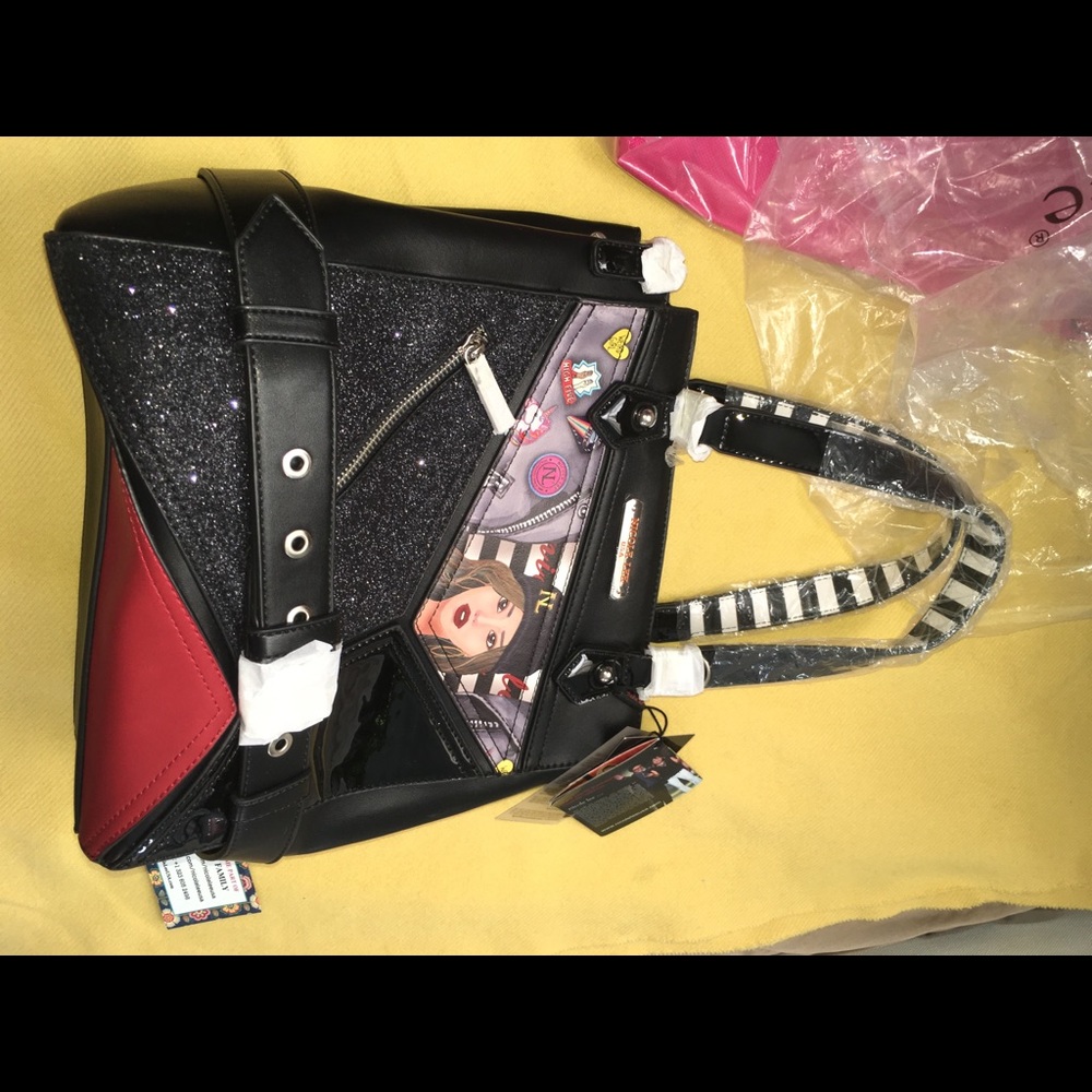 Nicole Lee paola is tomboy bag.